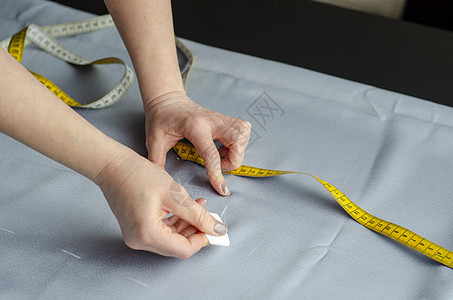定制缝制 2号服饰衣服改造剪裁工艺缝纫沙龙粉笔桌子剪刀卷尺图片