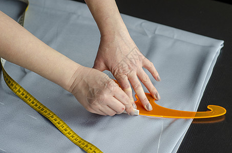 定制缝制 2号服饰沙龙桌子织物工艺工作套装女士裁缝手工卷尺图片
