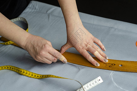 定制缝制 2号服饰剪刀纺织品桌子衣服卷尺粉笔工具设计师职场工匠图片