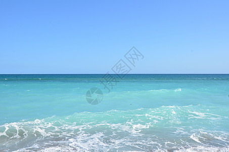蓝色海洋水和海滩或海岸的海浪图片