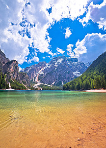 湖松绿水和Dolomites阿尔卑斯山风图片