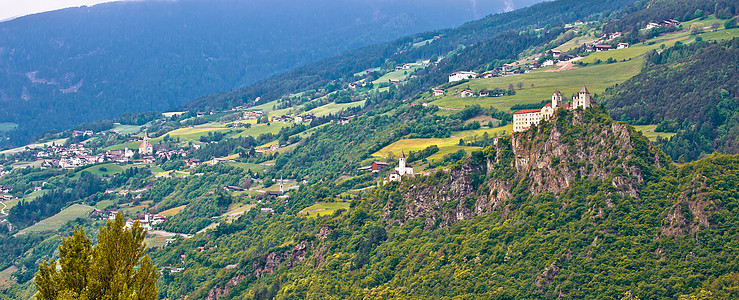 萨比奥纳附近绿色阿普斯山上的克洛斯特·萨本城堡图片