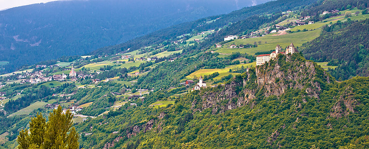萨比奥纳附近绿色阿普斯山上的克洛斯特·萨本城堡图片