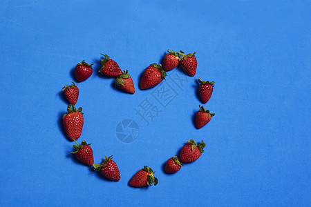 蓝色背景的草莓心结女性阳光女子酸奶青少年心形柠檬浆果生活方式采摘图片