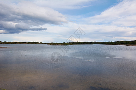 湖上日落的黑云悬崖风景水库冰川娱乐公园国家远足草地荒野图片