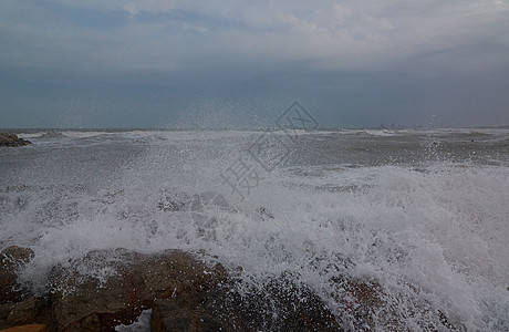 沙滩上波浪的断裂蓝色全景风景雷雨气旋海滩地平线建筑学天气岩石图片