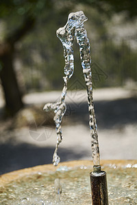来自喷泉的淡水和晶体水喷气机图片