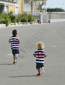 儿童准备参加好玩的街头赛冒险女孩假期想像力姐姐朋友们快乐星星男生孩子图片