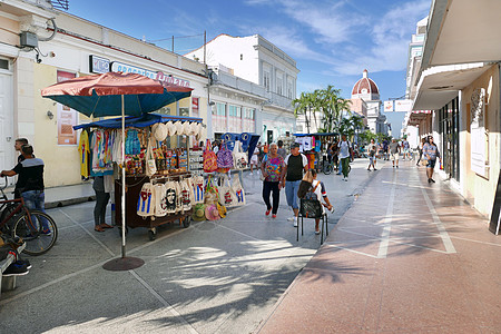 Cienfuegos沿线的马车行驶在摇摇晃的街道上图片