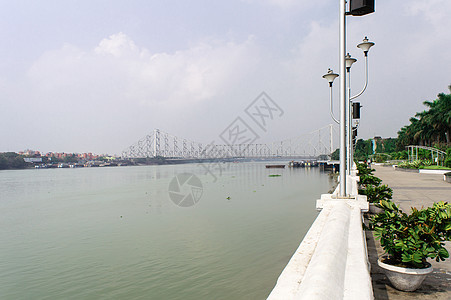 Hooghly 河地平线上的 Howrah 桥景观场景 从恒河岸边的千禧花园公园旅游区拍摄的照片 加尔各答海滨城市景观 西孟加拉图片
