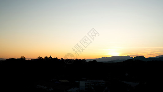 山顶美丽的日落的大气中 有高山的顶端图片