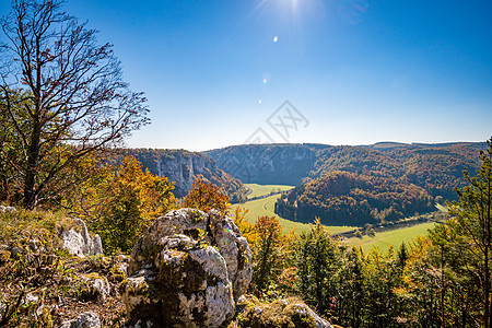 多瑙河谷的秋季徒步田园诗指南森林环境废墟城堡观光旅游太阳娱乐图片