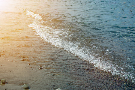 海滩上的石头海洋支撑情调旅游假期岩石场景鹅卵石海浪蓝色图片