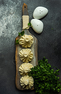 石本上的传统格罗吉亚赫辛卡利菜香料乡村食物胡椒毛巾石头盘子桌子砧板餐巾图片