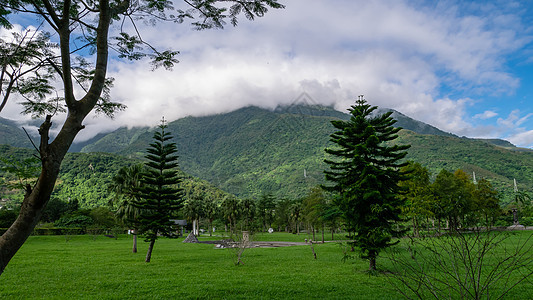 台湾Hualien的Liyu湖风景地区周围的山地背景蓝色文化木头旅游森林季节鲤鱼旅行爬坡环境图片