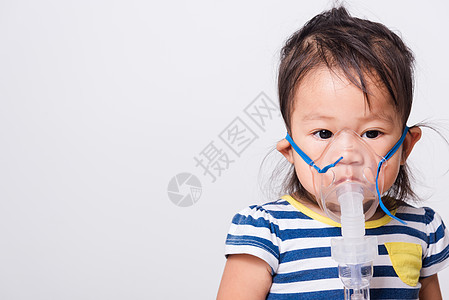 近距离的亚洲脸孔 小女婴用蒸汽吸气使她生病哮喘呼吸医生女孩保健孩子卫生喷雾器肺炎医院图片