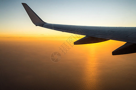 美丽的日落 天空在天顶的空中 飞机飞翔图片