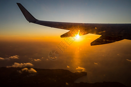 美丽的日落 天空在天顶的空中 飞机飞行风景图片