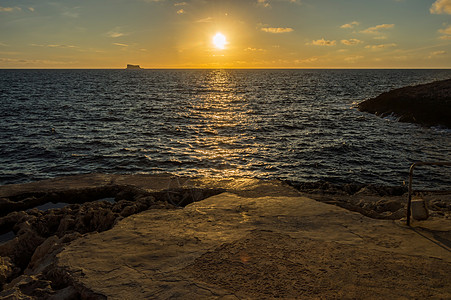 地中海上空的日落场景海景海岸太阳阳光戏剧性金子岩石旅行蓝色图片