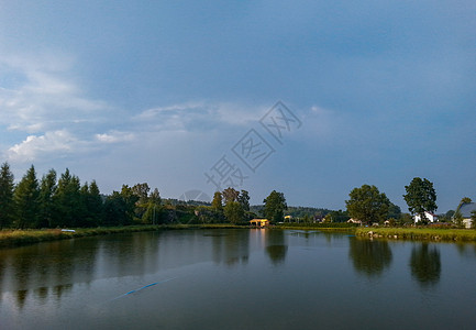 夏季风景 暴风雨中湖和树木图片