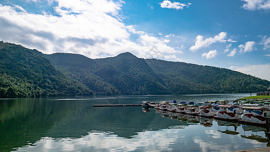 台湾Hualien的Liyu湖风景地区 有山地背景图片