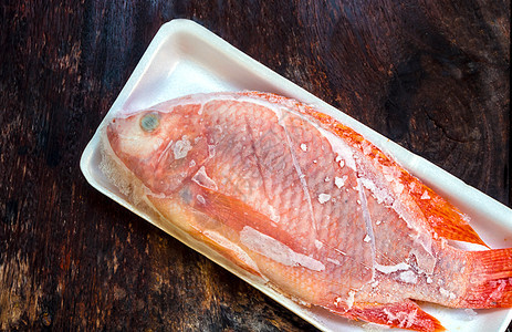 冷冻新鲜鱼 准备做饭食物烹饪黑色市场白色海鲜营养美食红色木头图片