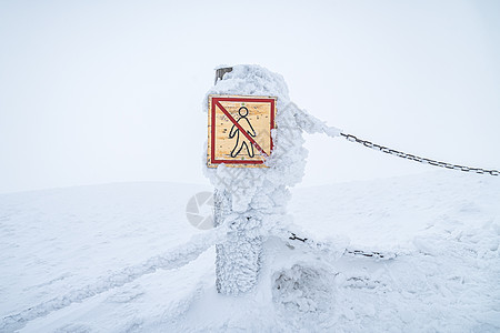 在Krkonose国家公园里 没有非法闯入的标志警告游客要保证他们的安全 警告信号上面盖着雪图片
