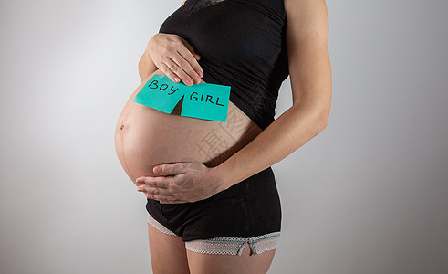 等待男孩或女孩的怀孕妇女腹部妈妈生活父母男性身体家庭婴儿肚子女士图片