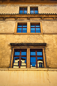 在古老历史建筑上的视窗图片