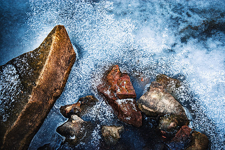 冰冻在河边的冰块中图片