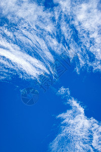 蓝色天空中的白云编队天气天蓝色拼贴画卷层白色预报卷云飘带图片