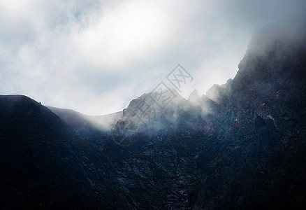山马鞍上的抽象暗雾图片