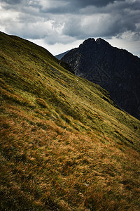 山岳的地貌顶峰岩石高地戏剧性风景蓝色场景爬坡山脉丘陵图片