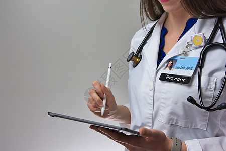 在病人病历中做笔记的黑头发妇女 女保健工作者 有听诊器作笔记教学护理药品触摸屏女士药片处方技术医学医生图片