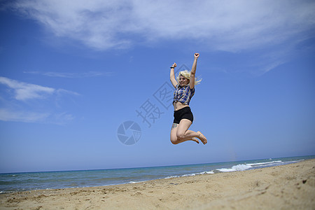 金发少女跳上海滩图片