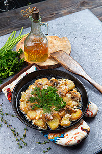 炸土豆和蘑菇森林盘子小吃乡村青菜土豆石头美食蔬菜食物图片