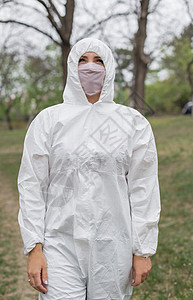 黑面罩和白色防护西装妇女戏服街道感染面具织物城市女士女性头发女孩图片