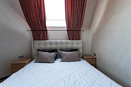 房间内装有舒适大床的优美室内木头家具奢华窗户枕头酒店建筑学地面寝具床头板图片