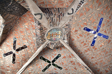 教堂天顶紧闭式教堂 西班牙圣科洛马德塞尔韦略殖民地彩色现代主义者艺术马赛克天花板蝴蝶地下室尖塔石头图片