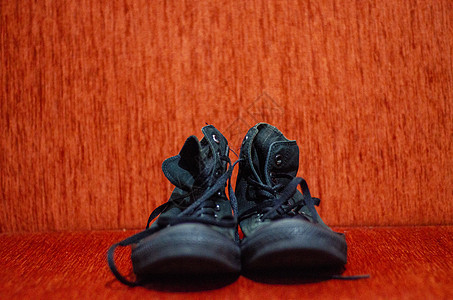 旧的黑色时尚鞋 复古运动鞋运动牛仔裤膝盖户外鞋帽子跑鞋绷带衣服皮革图片