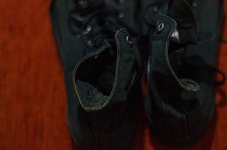 旧的黑色时尚鞋 复古帽子橡胶化运动鞋桌子牛仔靴绷带皮革膝盖跑鞋运动图片
