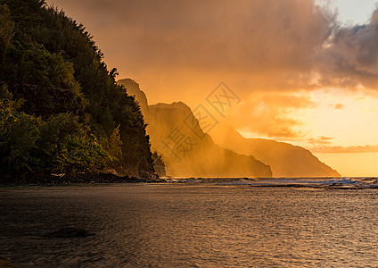 日落在夏威夷Kauai岛纳帕利海岸沉没的山脉上悬崖海浪旅行海滩阳光岩石沿海海岸线海景崎岖图片