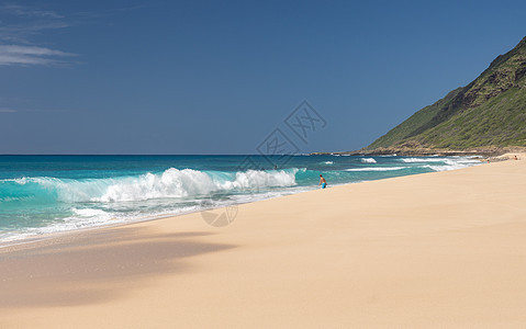 在奥胡Kaewaula海滩的大沙滩上坠落的冬季波浪石头力量飞溅荒野碰撞海浪冲浪海岸线海洋支撑图片