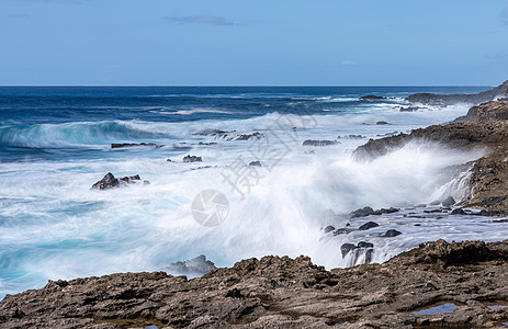 Oahu的Kaena Po点岩石沿岸冬季波浪碰撞冲浪飞溅力量岩石荒野海岸石头海滩支撑海岸线图片