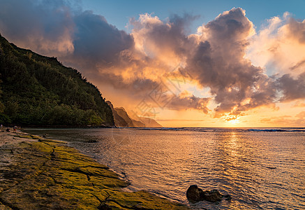 日落在夏威夷Kauai岛纳帕利海岸沉没的山脉上海滩海岸天空假期支撑旅行海洋热带海景岩石图片