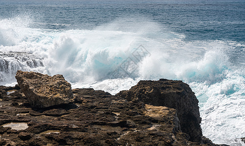 Oahu的Kaena Po点岩石沿岸冬季波浪碰撞海景海岸岩石海岸线冲浪海洋飞溅石头力量支撑图片