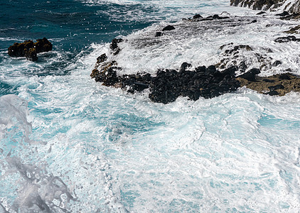 Oahu的Kaena Po点岩石沿岸冬季波浪碰撞海浪冲浪岩石飞溅力量荒野海滩海岸石头海景图片