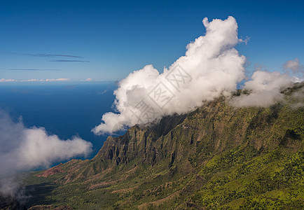 夏威夷KauaiKauai的Kalalau目光下参天山峰海岸地形悬崖阴影戏剧性薄雾海洋顶峰图片