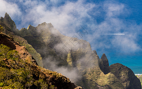 夏威夷Kauai的Kalalau河沿岸纳帕利海岸通风岩图片