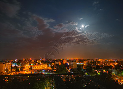 弗罗茨瓦夫市上空满月阴云之夜的城市景象图片